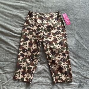 Petite Camo Daisy Capri Pants